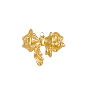 Vue détaillée du pendentif papillon doré avec finition métallique texturée et anneau de lien