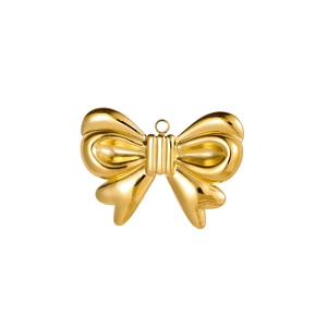 Gros plan du pendentif papillon doré avec finition miroir polie et anneau de liaison