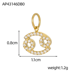 Detailansicht des goldenen Krebs-Sternzeichen-Anhängers mit Zirkonia und Maßen