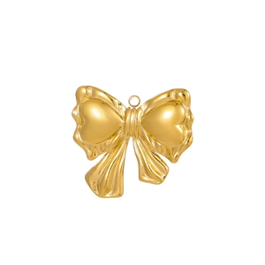 Détail du pendentif papillon doré élégant avec des ailes texturées en forme de cœur