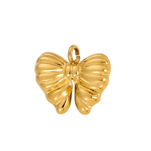 Détail d'un élégant pendentif papillon plaqué or avec des ailes à texture métallique