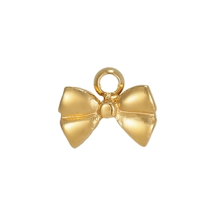 Vue détaillée d'un pendentif papillon doré avec une finition métallique polie