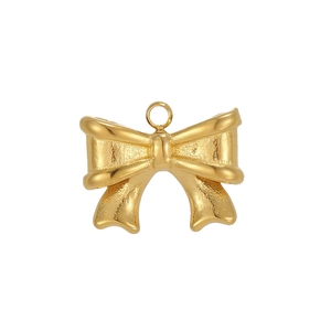 Vue détaillée du pendentif papillon doré élégant avec une finition en métal texturé