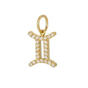 Makro-Detail des goldenen Zwillings-Anhängers mit Mikro-Pave-Edelsteinen und Schlaufe