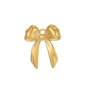 Détail d'un pendentif papillon poli avec centre en cœur et placage doré brillant