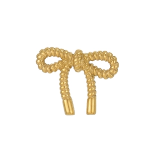 Gros plan détaillé du pendentif nœud doré avec texture de corde et finition métal