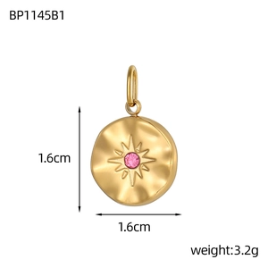 Detail eines 1,6 cm Goldanhängers mit Sternenmuster und rosa eingelegtem Stein
