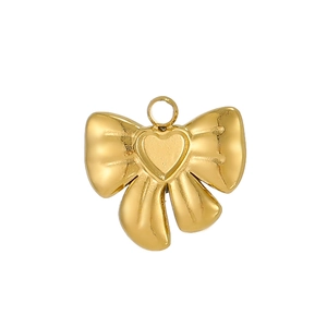 Vue macro détaillée d'un pendentif papillon doré avec une gravure en forme de cœur au centre