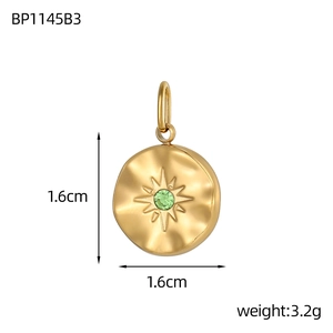 Nahaufnahme des goldenen Tierkreis-Anhängers mit grünem Edelstein und Wellenstruktur