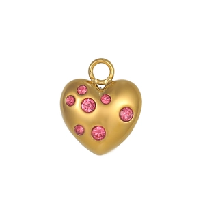 Vue macro d'un pendentif cœur doré orné de zircons roses et d'un petit anneau en métal