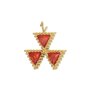 Dettaglio di un ciondolo a quadrifoglio vintage placcato oro con zircone rosso