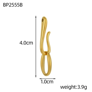Detail of 4.0cm gold stainless steel hook pendant with 3.9g weight and size labels