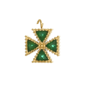 Dettaglio del ciondolo a croce di Malta vintage con pietre verdi e perline d'oro