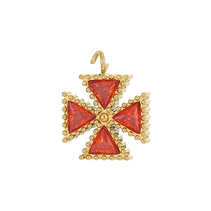 Dettaglio del ciondolo croce di malta placcato oro con zirconi rossi triangolari