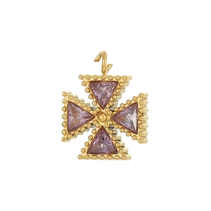 Dettaglio del ciondolo a croce placcato oro con zirconi viola a taglio triangolo