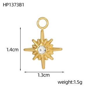 Dettaglio del ciondolo a stella dorata con dimensioni 1,4cm x 1,3cm e zircone cubico