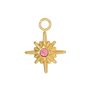 Dettaglio del ciondolo a stella placcato oro con zircone rosa scintillante al centro