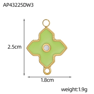 Détail d'un pendentif trèfle doré avec émail vert et dimensions de 2,5 cm