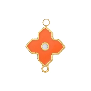 Détail d'un pendentif trèfle en émail orange avec pierre centrale et perles dorées