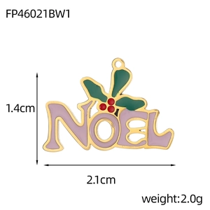 Detalle macro del colgante Noel de esmalte lavanda con acebo para creación de joyas