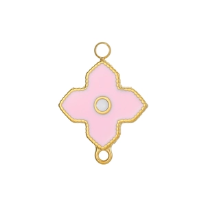 Vue détaillée du pendentif fleur en émail rose avec bords dorés et deux anneaux de jonction