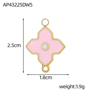 Détail du pendentif trèfle rose avec dimensions 2,5cm x 1,8cm pour bijoux DIY