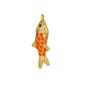 Détail macro d'un pendentif poisson doré avec des écailles en émail orange au style koi