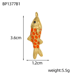 Vue détaillée du pendentif poisson rouge 3,6x1,2cm en or avec des accents d'émail orange
