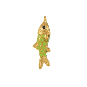 Vue macro détaillée d'un pendentif poisson doré vintage avec texture émail vert
