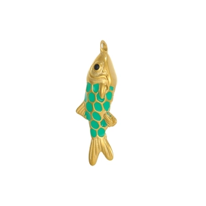 Détail du pendentif poisson doré avec écailles en émail vert et anneau de suspension fixe