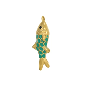 Vue macro d'un pendentif poisson doré avec des écailles en émail vert sur fond blanc