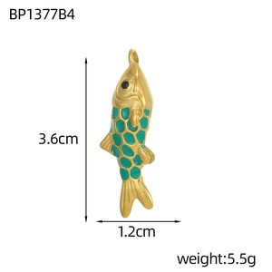 Vue détaillée du pendentif poisson en émail vert avec dimensions 3,6cm par 1,2cm