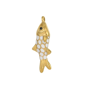 Détail d'un pendentif poisson doré avec des écailles en émail blanc et un anneau en métal