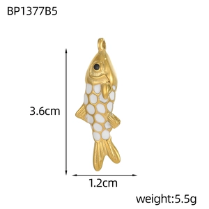 Détail d'un pendentif carpe koi doré en émail blanc avec mesure de 3,6 cm de long