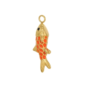Détail d'un pendentif carpe koi doré avec émail orange vif et anneau de suspension fini