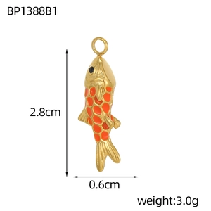 Pendentif carpe koi doré avec écailles en émail orange, 2,8 cm x 0,6 cm, pesant 3,0 g