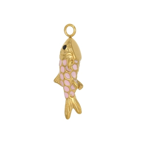 Vue détaillée d'un pendentif poisson doré avec des écailles en émail rose et fini métal