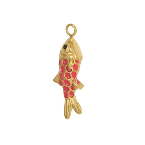 Vue macro d'un pendentif poisson doré avec texture d'écailles en émail rouge
