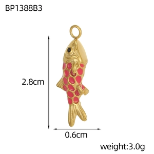 Pendentif poisson doré en émail rouge aux dimensions 2,8cm x 0,6cm sur fond blanc épuré
