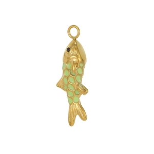 Détail macro d'un pendentif poisson doré 3D avec écailles en émail vert et œil noir