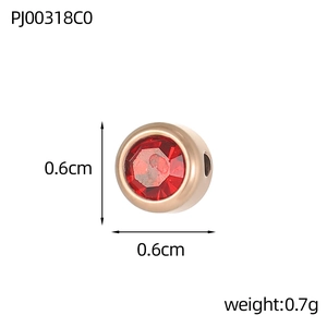 Dettaglio del ciondolo in oro rosa con cristallo rosso, misura 0.6cm e peso di 0.7g