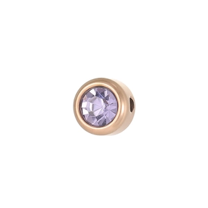 Dettaglio del ciondolo oro rosa con cristallo lavanda sfaccettato e foro passante