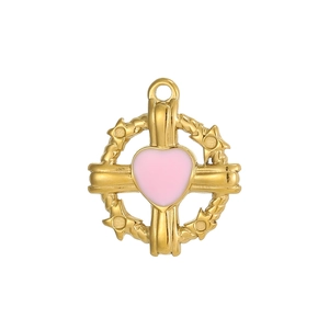 Vue détaillée du pendentif croix dorée avec cœur en émail rose et détails d'étoiles fines