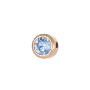Macro di uno charm in oro rosa con cristallo azzurro sfaccettato per gioielli fai-da-te