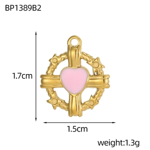 Détails des dimensions du pendentif cœur croix doré: 1,7 cm de haut et 1,5 cm de large
