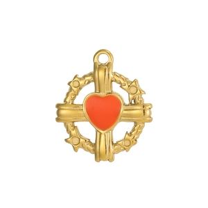 Détail du pendentif croix dorée avec cœur en émail rouge et anneau étoilé élégant