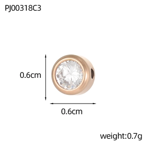 Dettaglio di un ciondolo pietra portafortuna in oro rosa da 0,6 cm con zircone e foro
