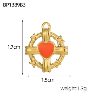 Vue détaillée d'un pendentif cœur en acier doré montrant les dimensions 1,7x1,5 cm