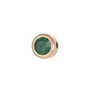 Dettaglio di un ciondolo in oro rosa con zircone verde per creazione di gioielli