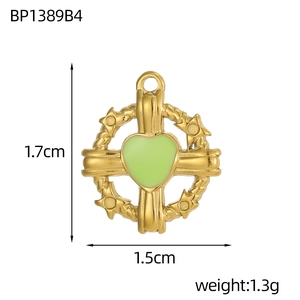 Détail d'un pendentif croix cœur doré de 1,7cm de haut et 1,5cm de large pour bijoux DIY